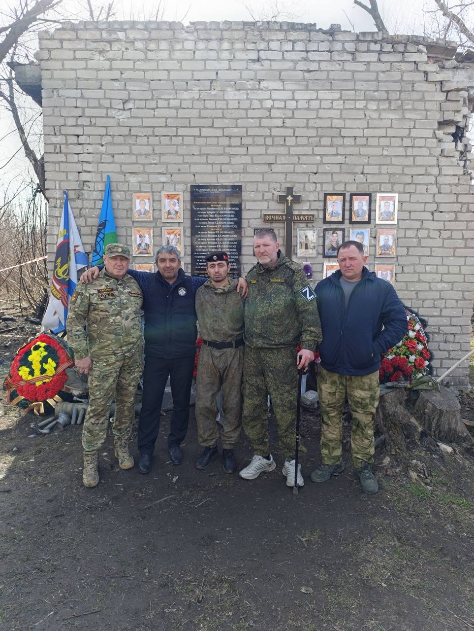 В Мариуполе открыли мемориальную плиту в память о военнослужащих, защищавших город в дни штурма.