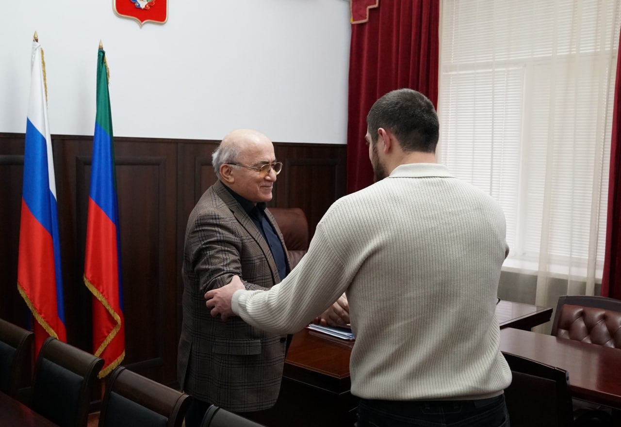 В Избиркоме Дагестана продолжается практическая стажировка участника программы «Доблесть гор» Магомеда Ризванова