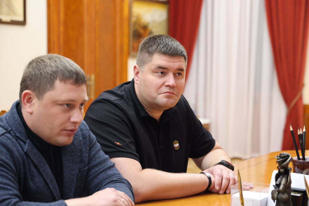 Сергей Меликов встретился с участниками программы развития «Время героев» Темирланом Абуталимовым, Александром Урюпиным и Владимиром Горохом