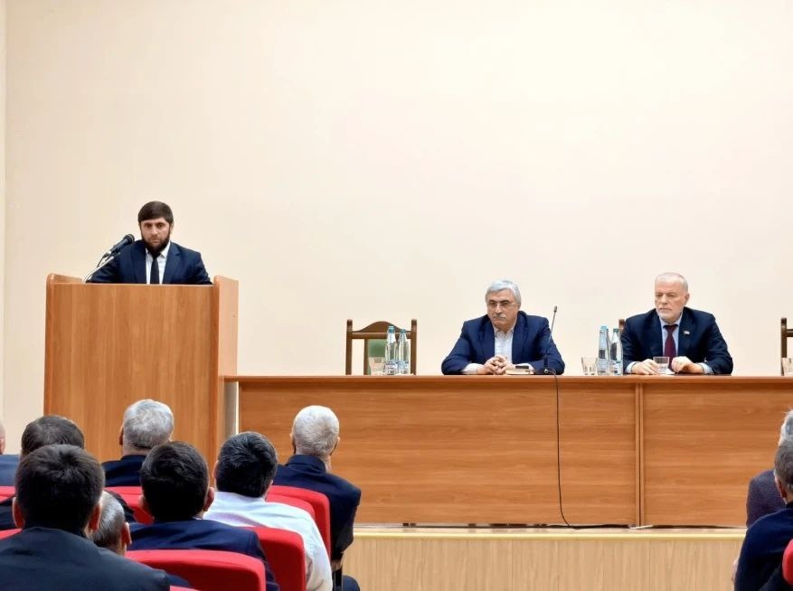 Участник программы «Доблесть гор» Юсуп Салабиев вместе со своим наставником председателем комитета Народного Собрания РД Артуром Исрапиловым провели встречу с активом Новолакского района.