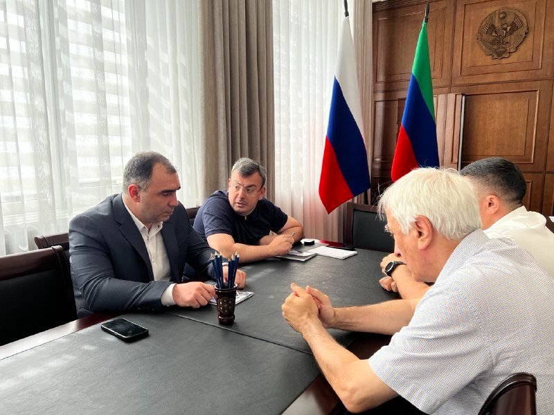 Министр труда Дагестана Магомедзагид Кихасуров провел рабочую встречу с Героем России Энвером Набиевым. Энвер Альбертович проходит стажировку в Министерстве труда Республики Дагестан в рамках программы «Время героев»