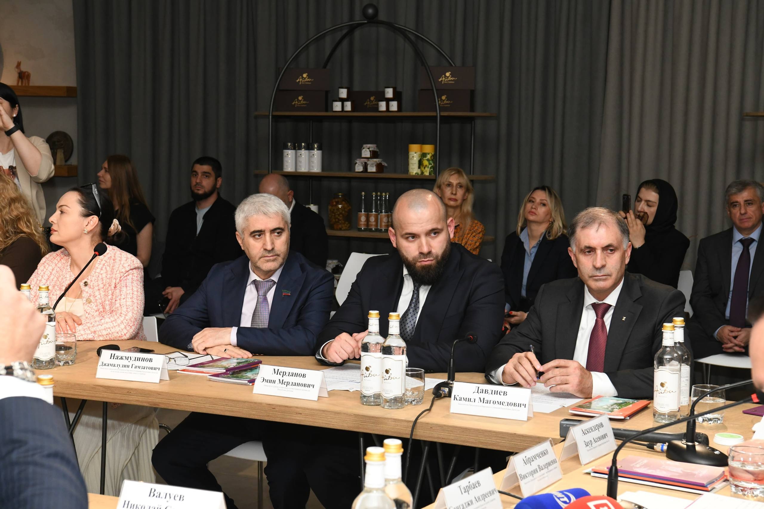 Участник проекта «Доблесть гор» Демир Демиров проходит стажировку в Минтуризме Дагестана под наставничеством главы ведомства Эмина Мерданова