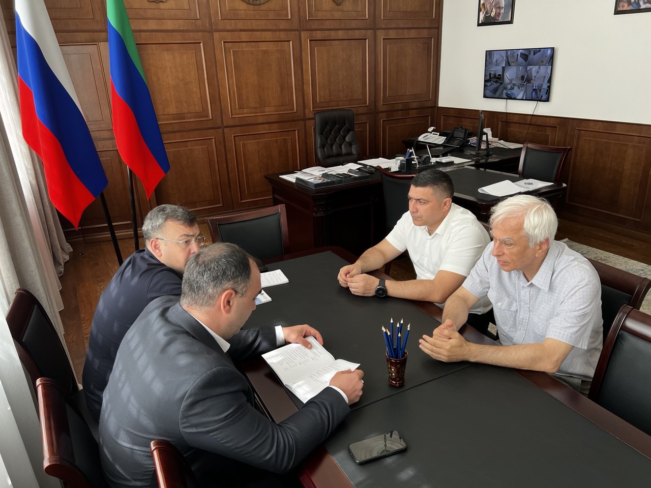 Министр труда Дагестана Магомедзагид Кихасуров провел рабочую встречу с Героем России Энвером Набиевым. Энвер Альбертович проходит стажировку в Министерстве труда Республики Дагестан в рамках программы «Время героев»