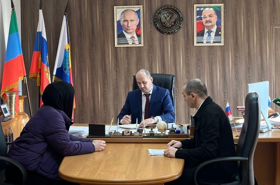 Участник программы «Доблесть гор» Айгум Ногаев поучаствовал в личном приеме граждан главы Кизляра